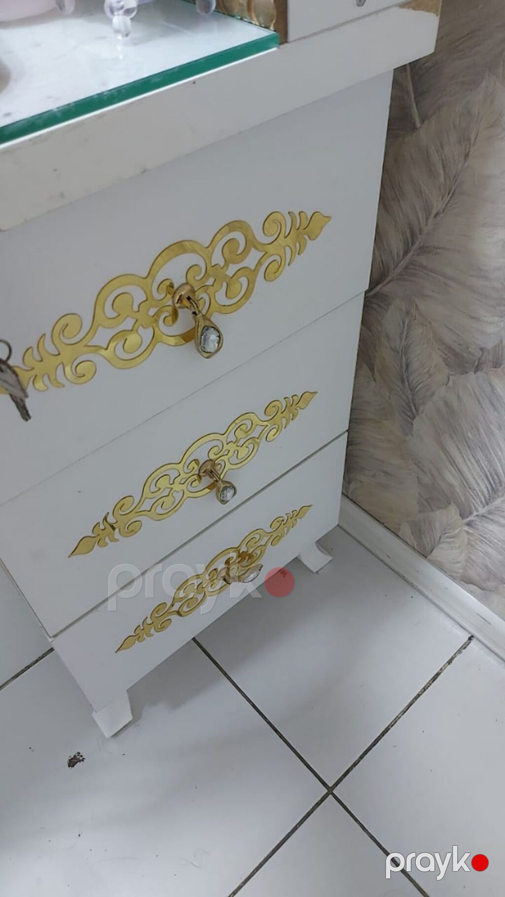 Manikur stolu və makiyaj şkafı satılır Xüsusi yığılmayıb, çox möhkəm — Salon mebeli, Bakı (5)