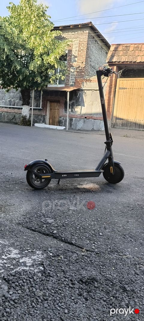Elektrik skuter – Rıley - Şəhər üçün kompak təkərli elektrik skuter — Qax