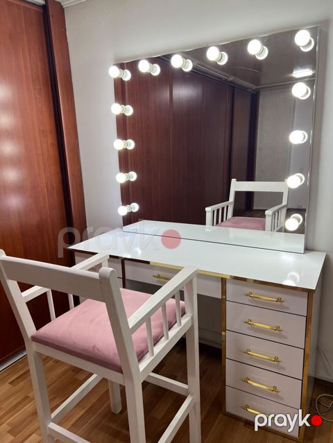Salon güzgüsü satılır kreslosu ilə birlikdə 200₼. Yeni kimidir. Ünvan — gokce