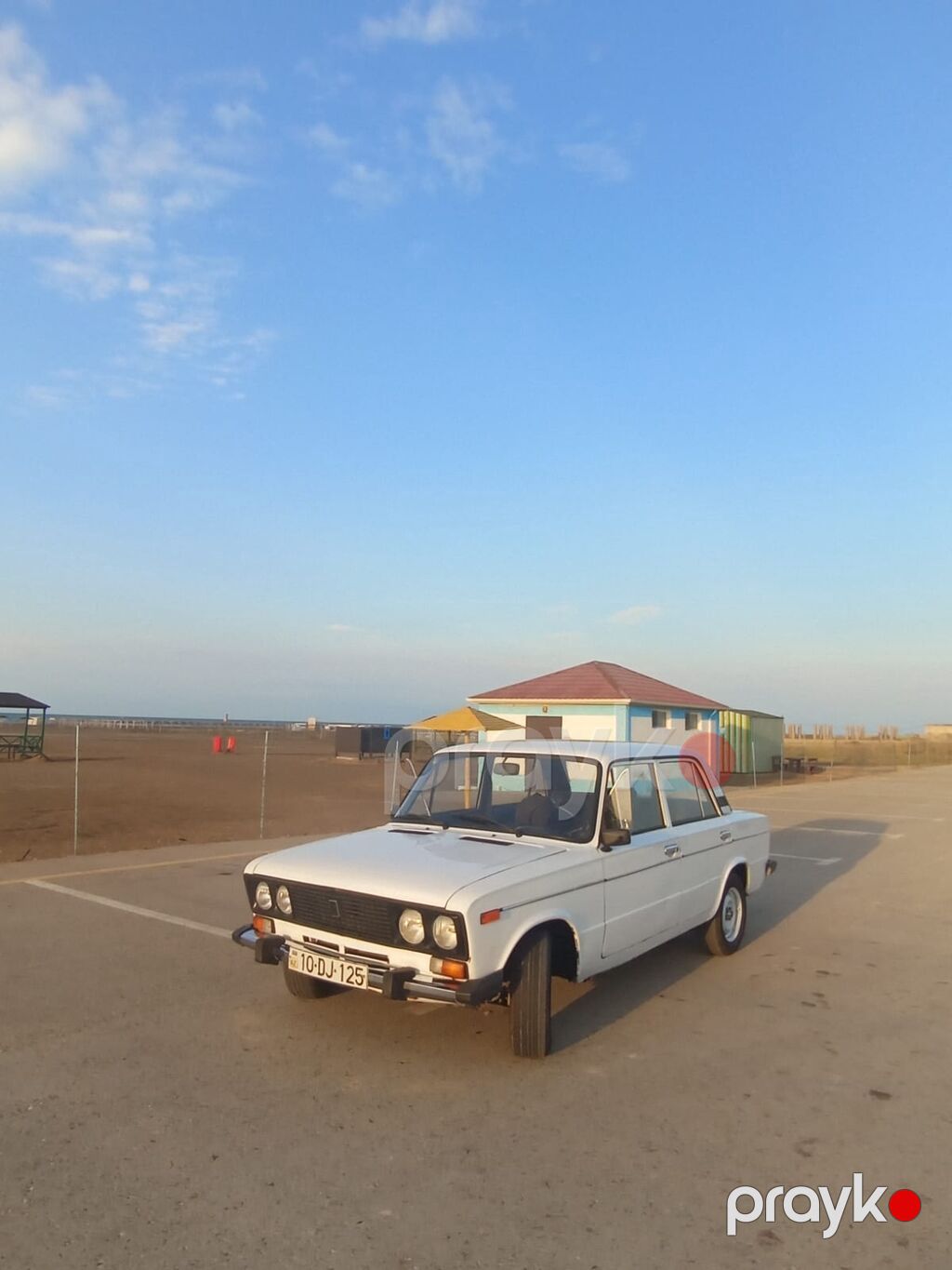VAZ 2106, ağ rəng, sedan kuzov. Klassik dizayna malik, xrom detallar — Avtomobillər, Digah (9)
