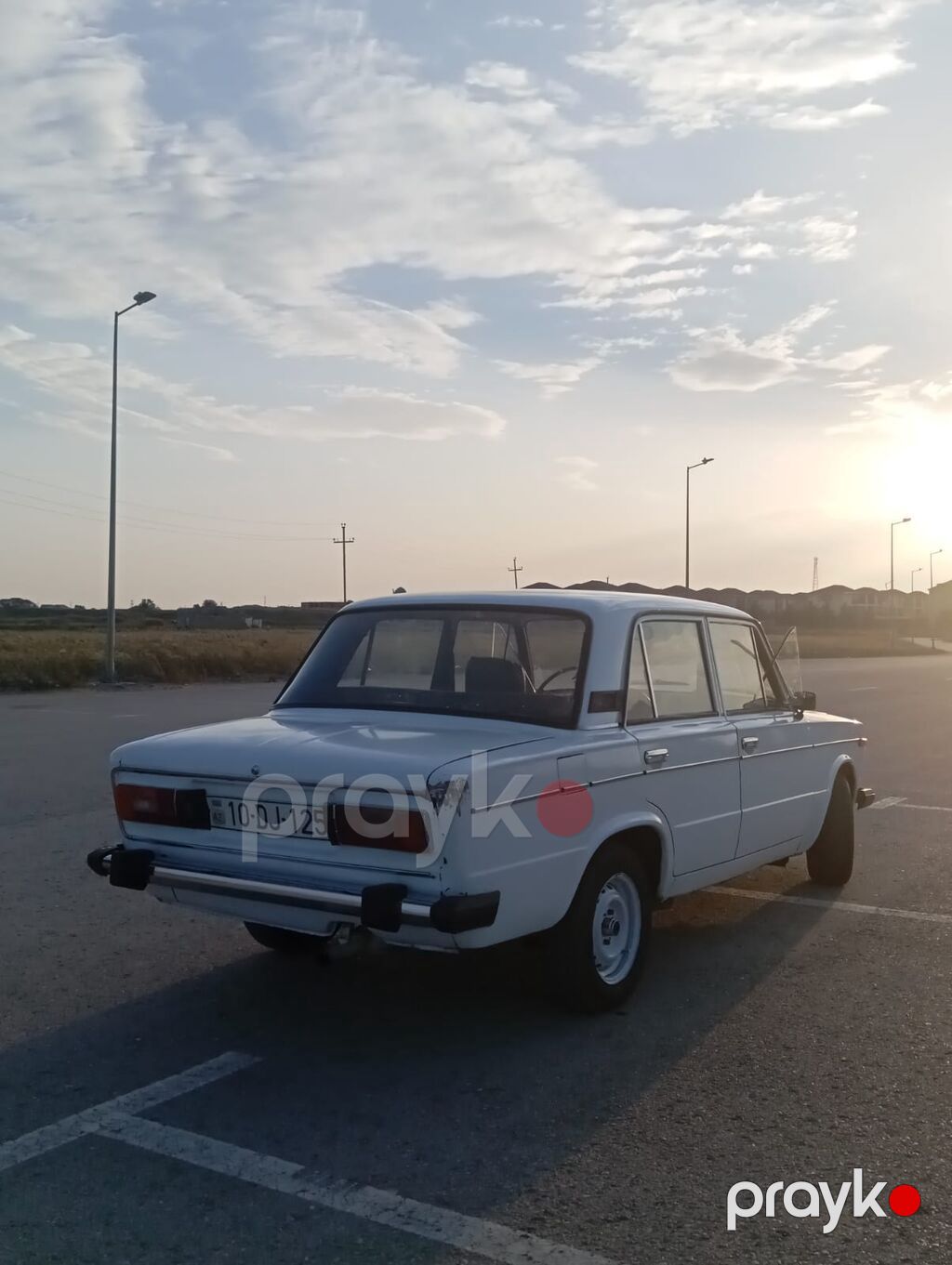 VAZ 2106, ağ rəng, sedan kuzov. Klassik dizayna malik, xrom detallar — Avtomobillər, Digah (2)