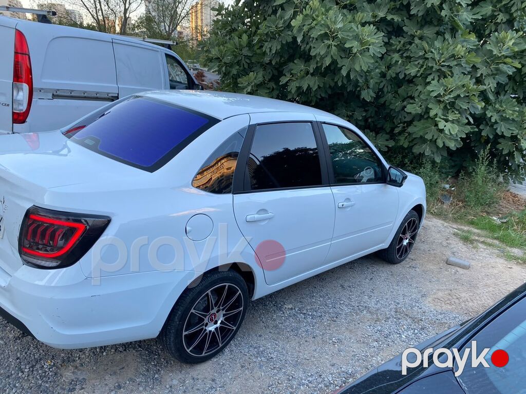 Lada Granta sedan – ağ rəng, 4 qapılı, öndən görünüşlü müasir radiator — Avtomobillər, Hacıqabul (7)