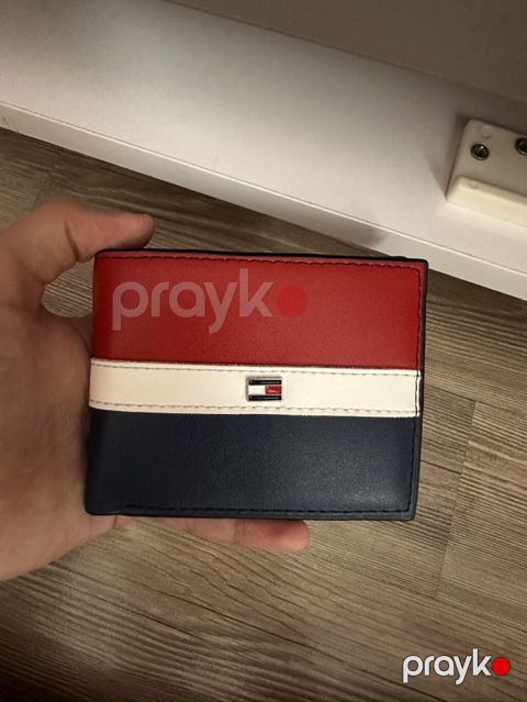 Tommy Hilfiger kişi pulqabısı - Dizayn: Qırmızı–ağ–tünd göy rəngli — Bakı
