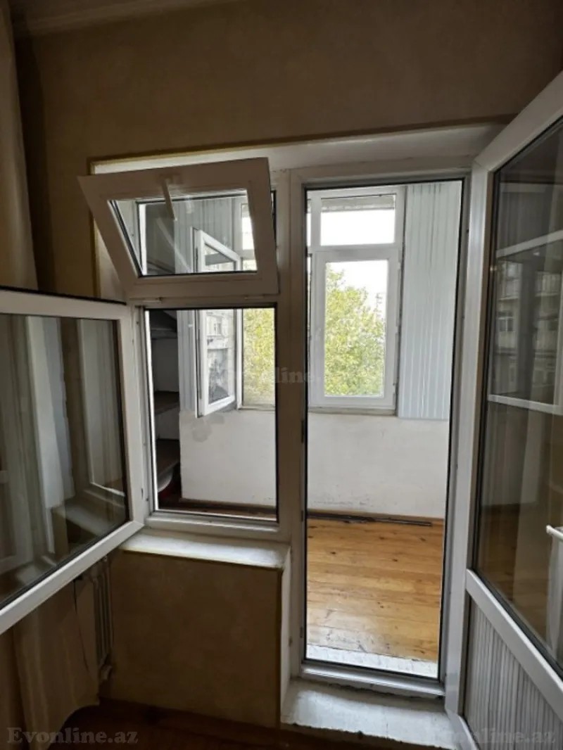 Satılır 2 otaqlı Mənzil Köhnə tikili 70 m² Bakı, Yasamal r., İnşaatçılar m., Yeni Yasamal — Mənzil, Bakı (5)