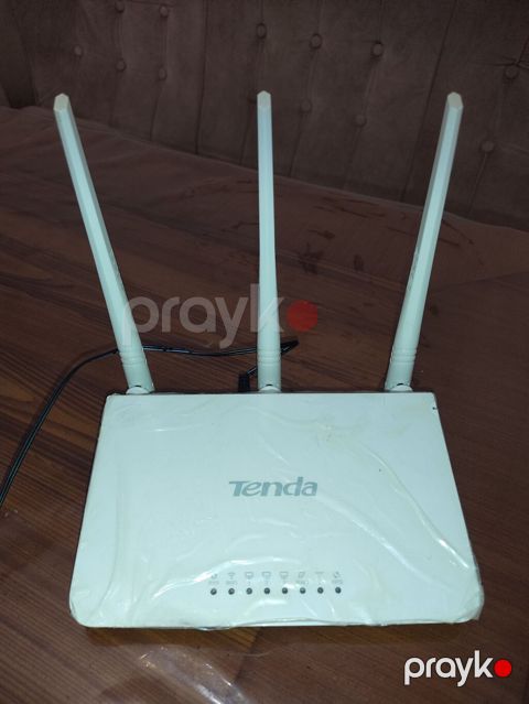 İki ədəd Wi‑Fi router paketi. 1) Tenda Wi‑Fi router - 3 ədəd xarici — Bakı