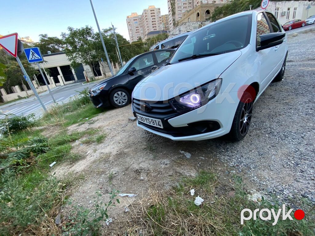 Lada Granta sedan – ağ rəng, 4 qapılı, öndən görünüşlü müasir radiator — Avtomobillər, Hacıqabul (3)