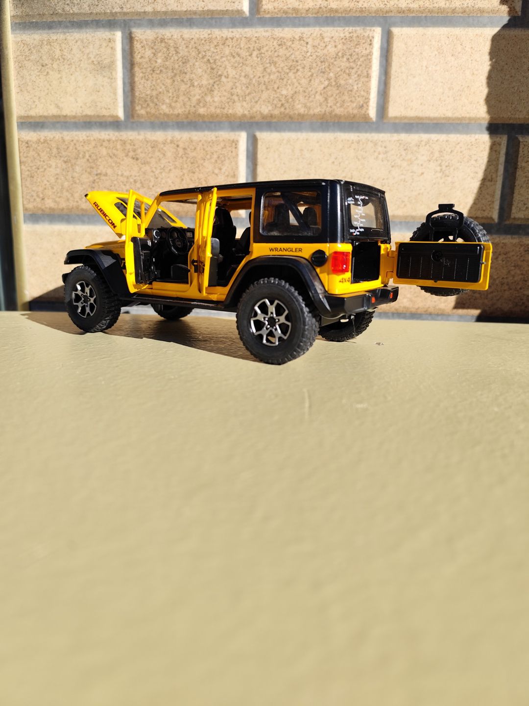 Avtomobil Wrangler Rubicon 1:24, səs və işıq ilə, sarı — Mallar, Bakı (2)