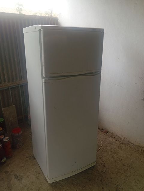 İki qapılı məişət soyuducusu - Üst bölmə: dondurucu, alt bölmə — Refrigerators
