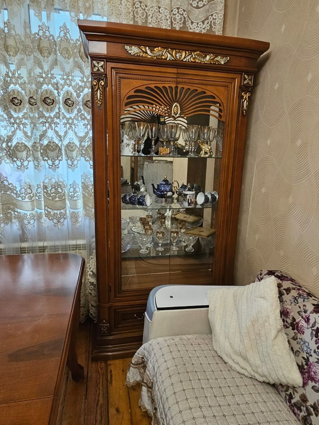 Klassik üslubda qonaq otağı mebel dəsti Tərkibi: - Uzadıla bilən — Qonaq otağı üçün, Masazır (5)