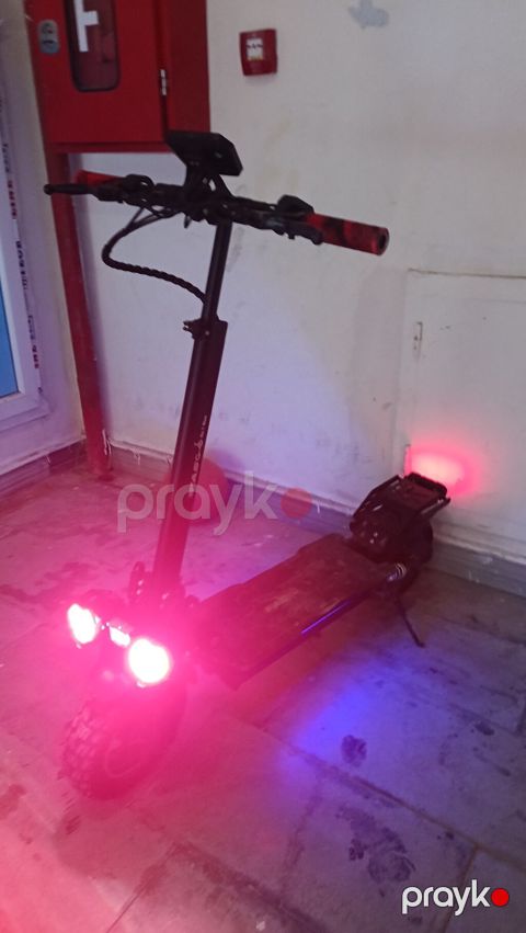Güclü elektrik skuter - İki ön LED proyektor farası və arxa işıq — Qobu