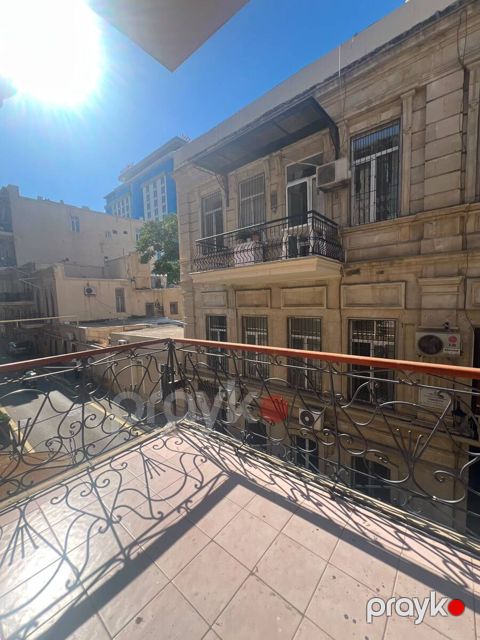 Satılır 4 otaqlı köhnə tikili 135 m² — Bakı