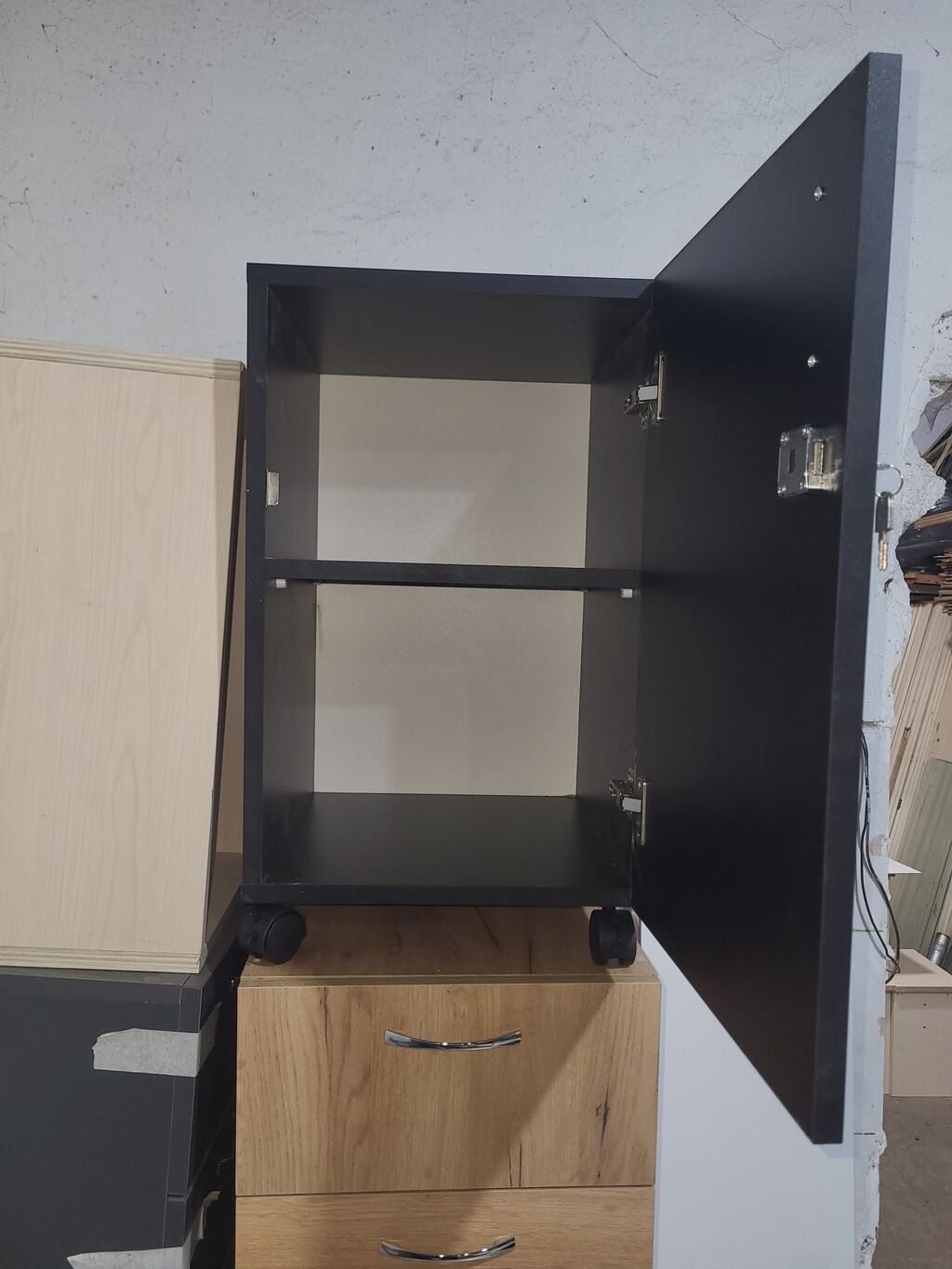 Təkərli kilidli dolab - Material: Laminat/MDFlam tipli lövhə, mat — Ofis mebeli, Bakı (2)
