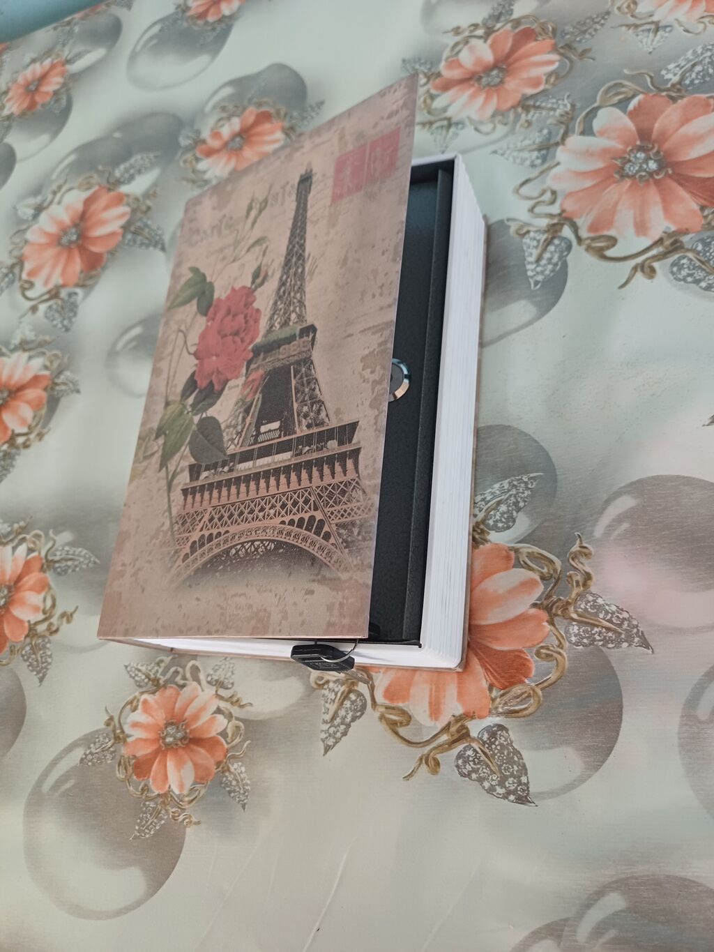 Gizli seyf-kitab (Eiffel qülləsi dizaynlı) - Xarici görünüş: üz — Seyfləri, Digah (6)