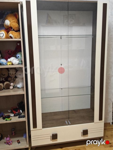 Şüşəli vitrin şkaf - Material: MDF korpus, temperli şüşə ön qapılar — Xırdalan