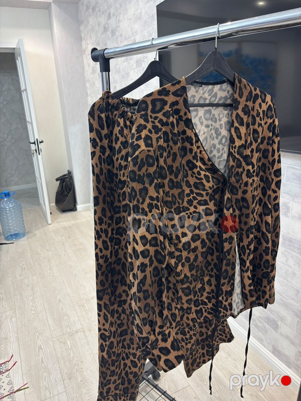 Leopar naxışlı iki hissəli dəst - Üst: V-yaxa, incə iplərlə bağlanan — Kostyum, Bakı (3)