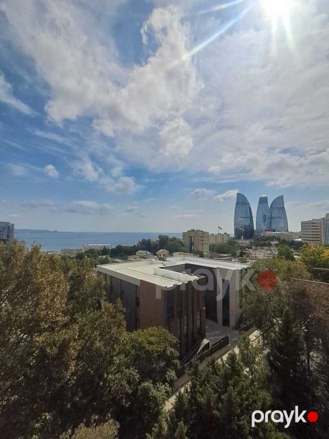 Satılır 3 otaqlı köhnə tikili 107 m² — Bakı