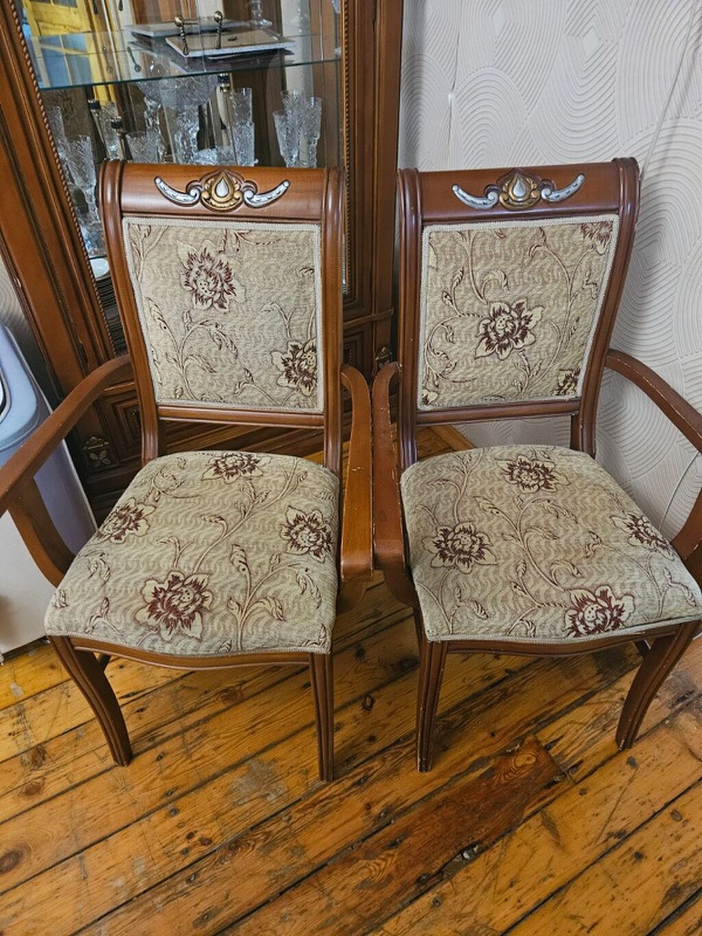 Klassik üslubda qonaq otağı mebel dəsti Tərkibi: - Uzadıla bilən — Qonaq otağı üçün, Masazır (6)