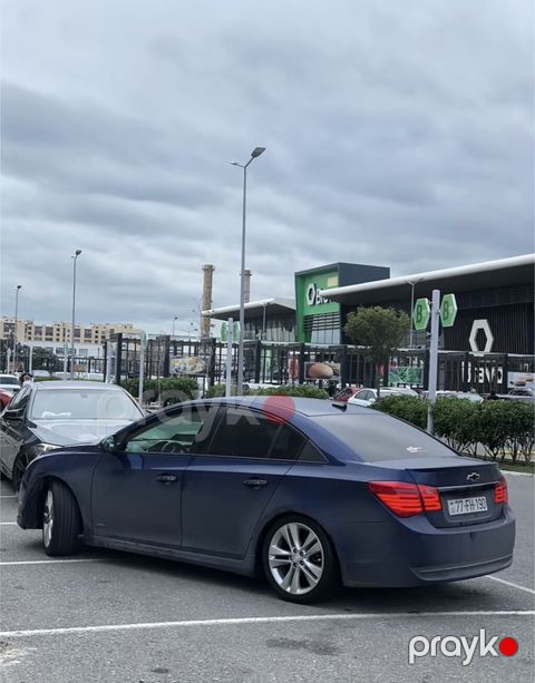 Chevrolet Cruze sedan – tünd mavi rəng, kuzovda aerodinamik body‑kit — Gəncə