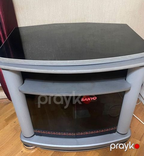 Tv altlığı yaxşı vəziyətdə, polkaları genişdir. Üzəri şüşə — Bakı