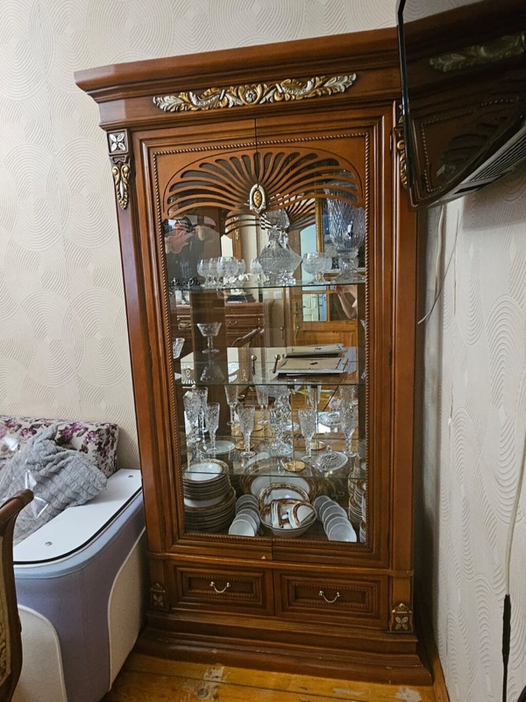 Klassik üslubda qonaq otağı mebel dəsti Tərkibi: - Uzadıla bilən — Qonaq otağı üçün, Masazır (4)