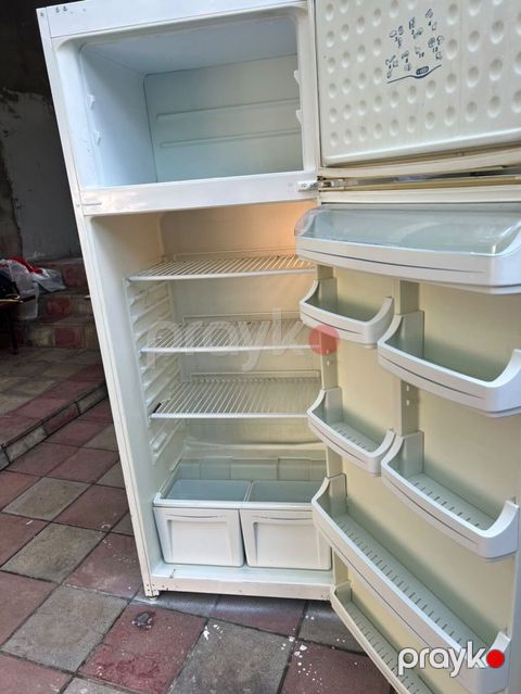 İki qapılı məişət soyuducusu (yuxarıda dondurucu, aşağıda əsas kamera) — Bakı