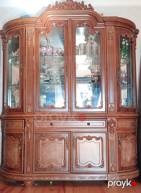 Klassik üslublu, oyma ornamentli vitrin-bufet - Material: massiv ağac — Bakı