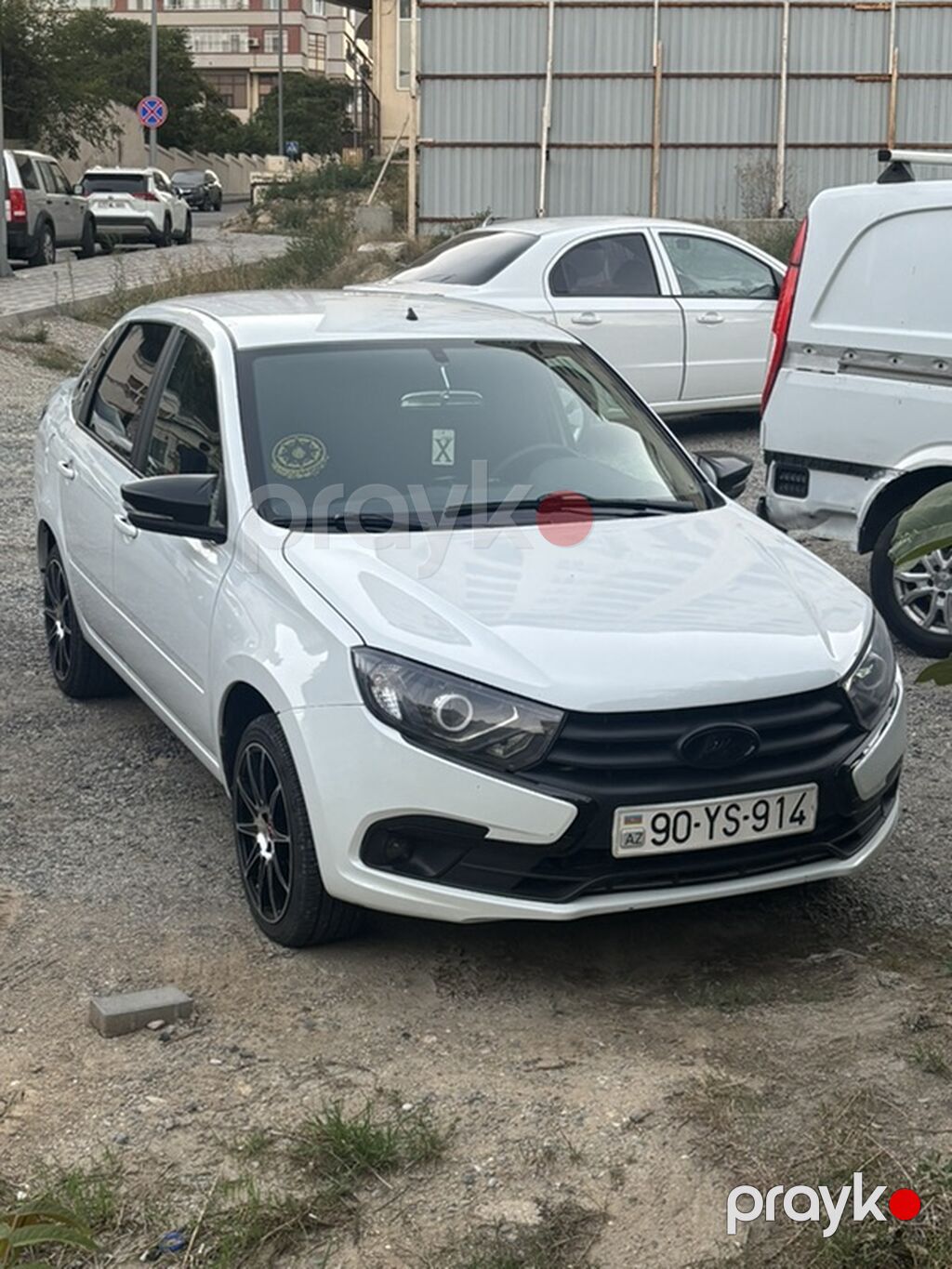 Lada Granta sedan – ağ rəng, 4 qapılı, öndən görünüşlü müasir radiator — Avtomobillər, Hacıqabul (2)