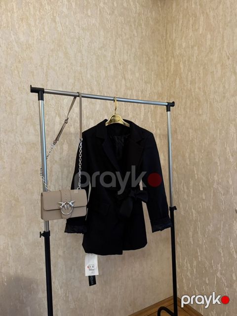 Qara qadın blazer - Blazer: Klassik qara rəng, yüngül parça, ön — Bakı