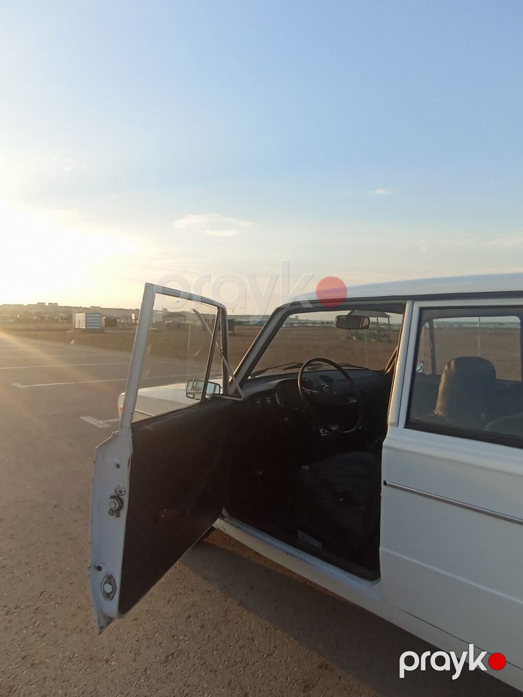 VAZ 2106, ağ rəng, sedan kuzov. Klassik dizayna malik, xrom detallar — Avtomobillər, Digah (3)