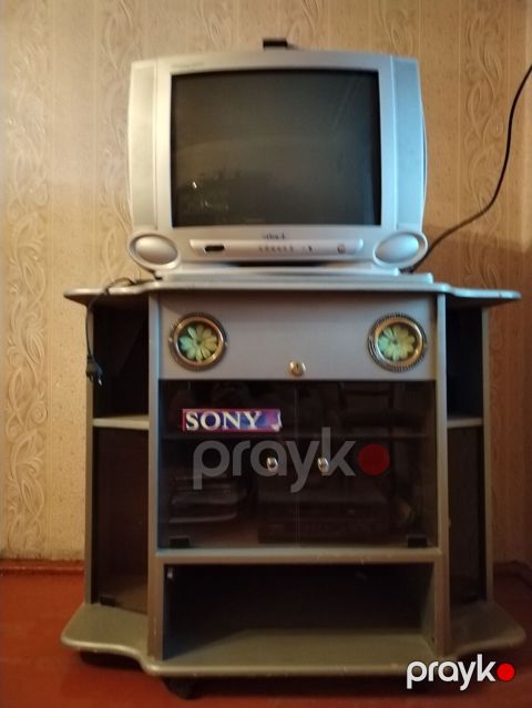 Kompakt kineskop televizor və təkərli TV stendi dəsti. Televizor — Gəncə