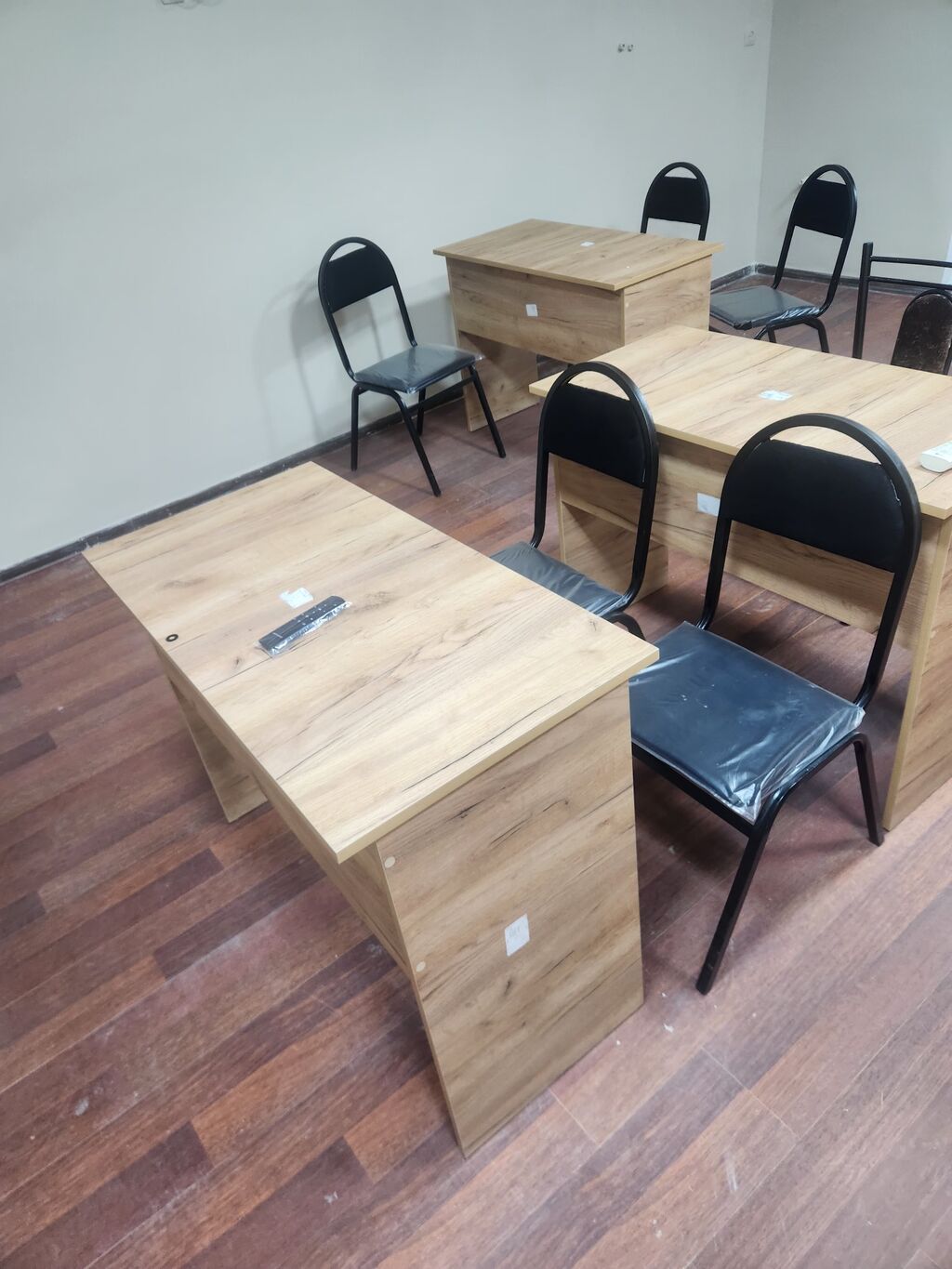 Ofis masası və yığılan stul dəsti - Masalar: taxta teksturalı, düz iş — Masalar və stullar, Digah (5)