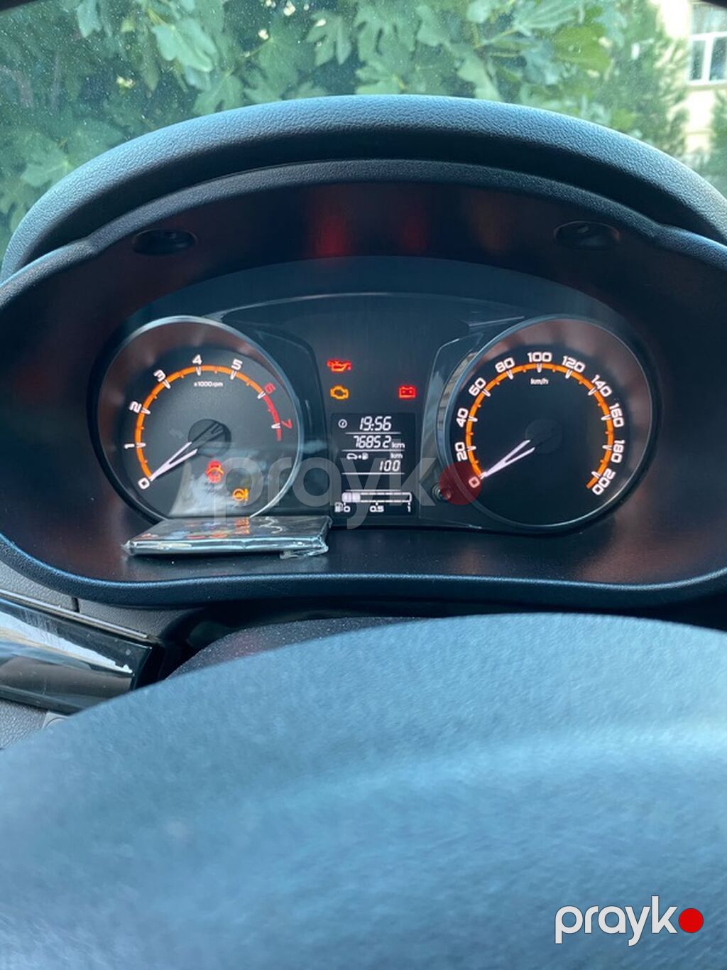 Lada Granta sedan – ağ rəng, 4 qapılı, öndən görünüşlü müasir radiator — Avtomobillər, Hacıqabul (9)