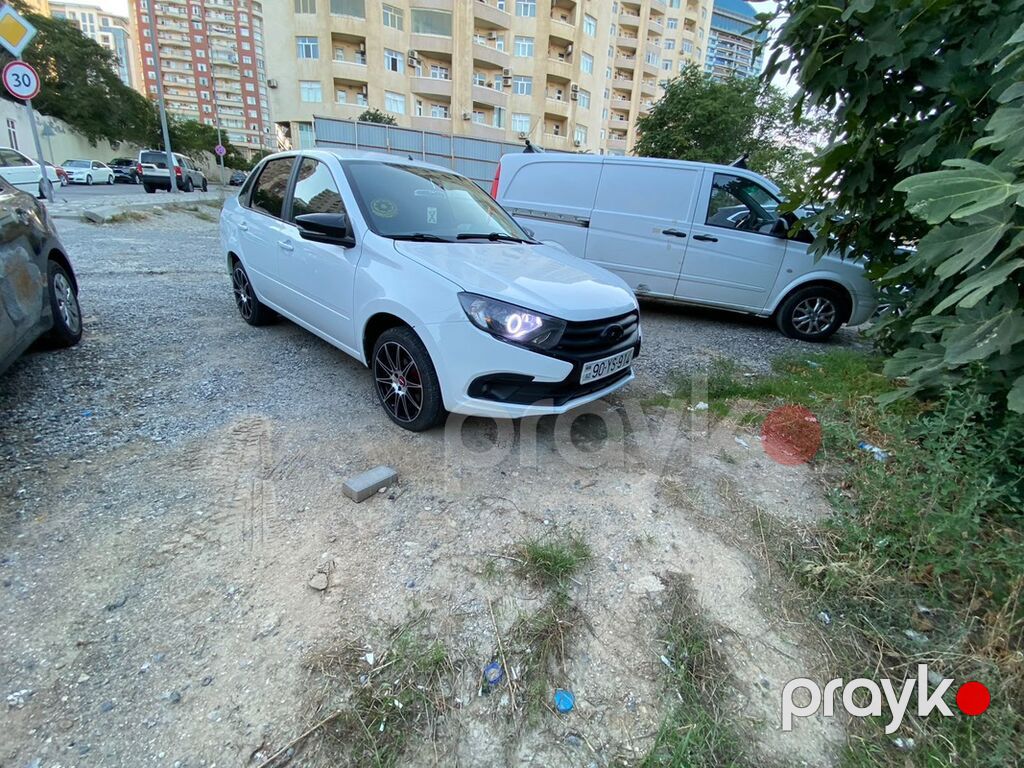 Lada Granta sedan – ağ rəng, 4 qapılı, öndən görünüşlü müasir radiator — Avtomobillər, Hacıqabul (4)