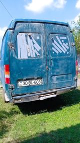 Yük/sernişin mikroavtobusu – mavi rəngli, arxa ikitərəfli qapılı — Yük maşınları