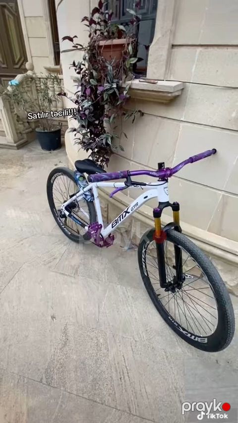 Hec bir problemi yoxdur velosiped satilir ideal sekildedir yeni — Bakı