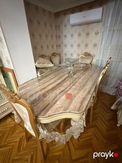 Klassik üslubda dəst mebel – qonaq otağı üçün tam komplekt. Tərkibi — Bakı