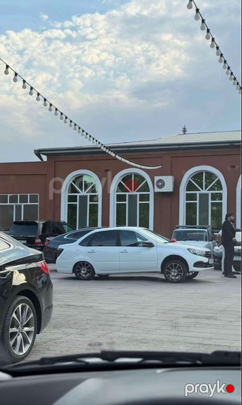 Lada Granta sedan – ağ rəng, 4 qapılı, öndən görünüşlü müasir radiator — Hacıqabul