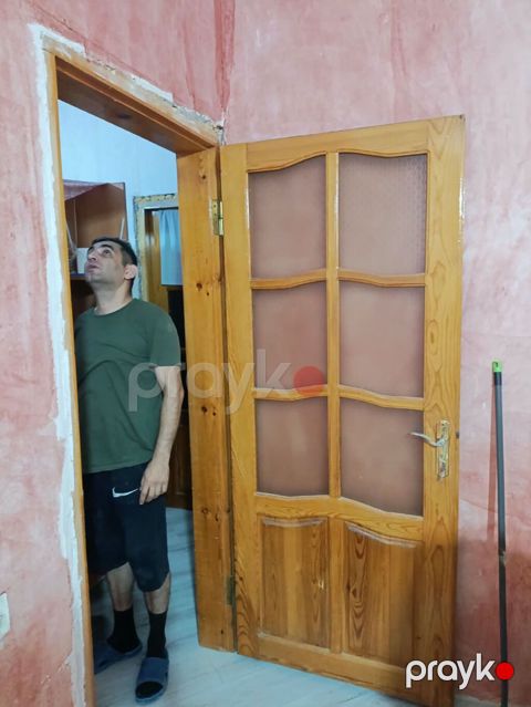 İşlənmiş ancaq yaxşı vəziyətdə olan 4 ədəd otaq qapısıdır. Hundurluk — Bakı