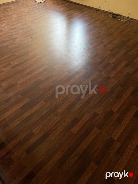 Laminat döşəmə – qoz rəngi, taxta teksturalı - Rəng/naxış: tünd–orta — Bakı