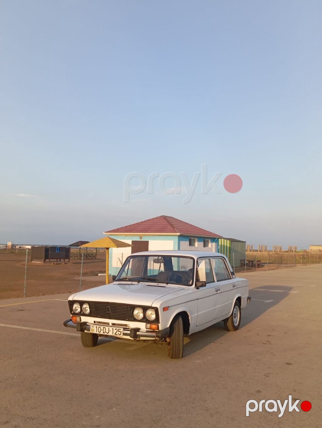 VAZ 2106, ağ rəng, sedan kuzov. Klassik dizayna malik, xrom detallar — Avtomobillər, Digah (5)