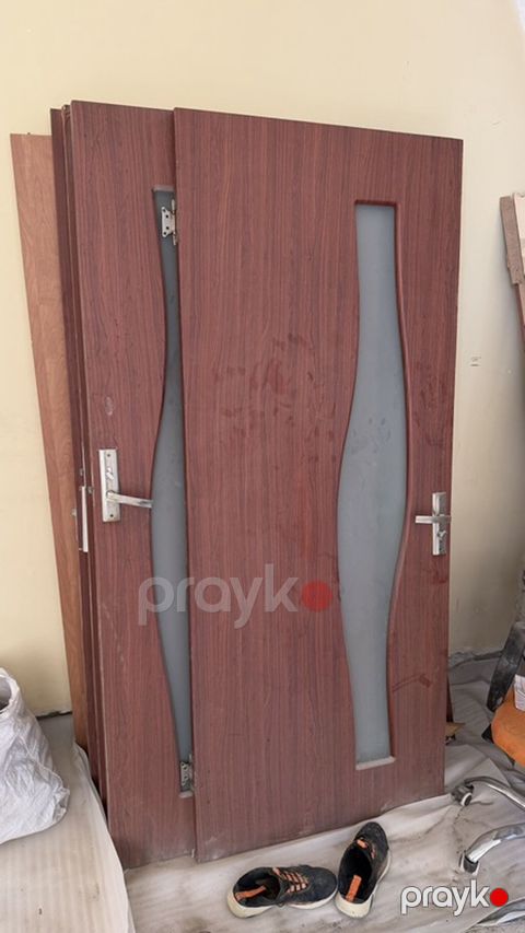 İç qapılar – taxta teksturalı, şüşə dekorlu - Material: ağac — Bakı