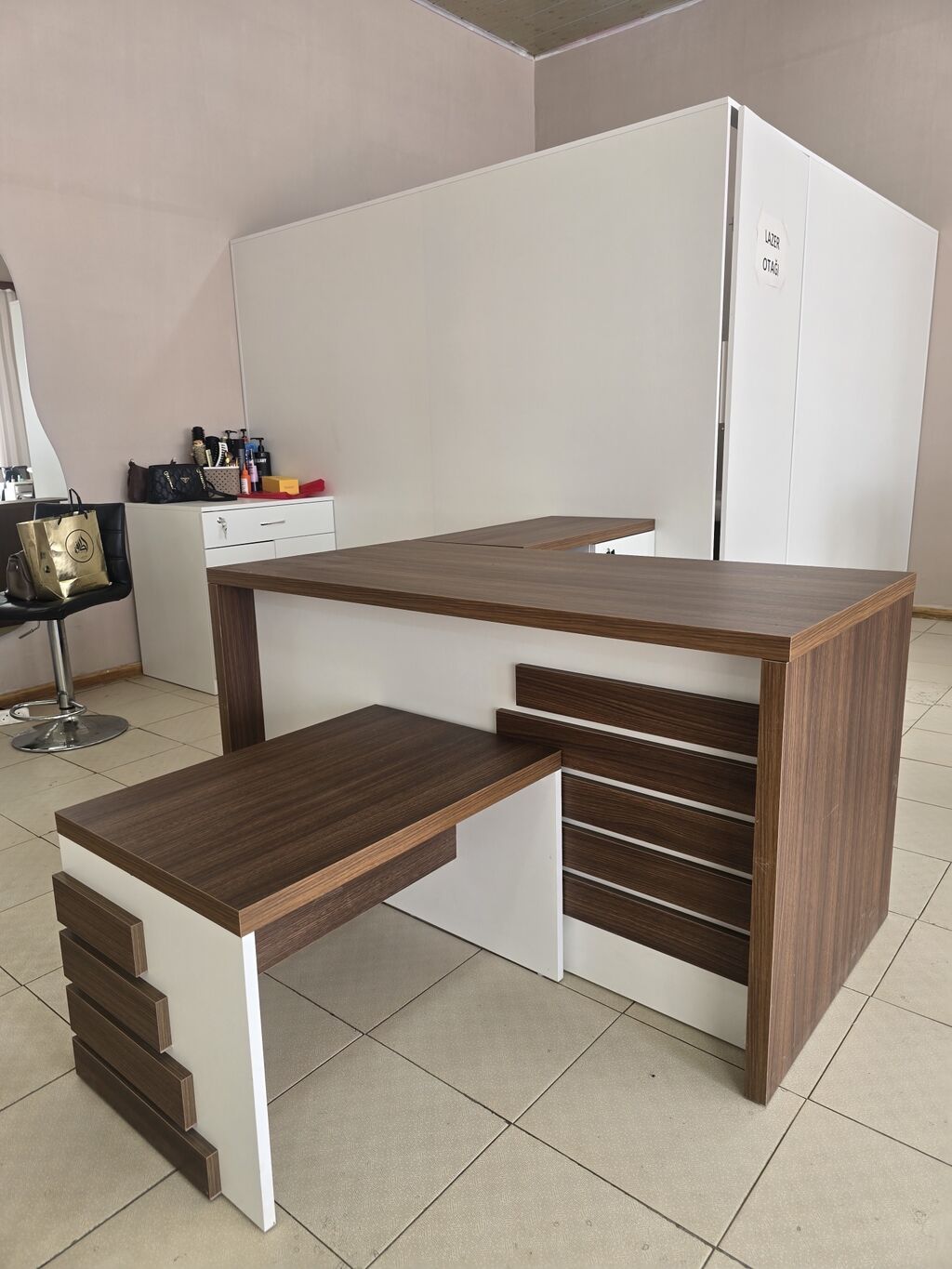 Ofis/biznes üçün mebel dəsti - L formalı recepsiyon/iş masası: Ağ və — Ofis mebeli, Bakı (9)