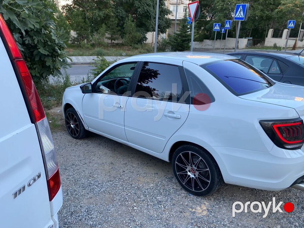 Lada Granta sedan – ağ rəng, 4 qapılı, öndən görünüşlü müasir radiator — Avtomobillər, Hacıqabul (6)