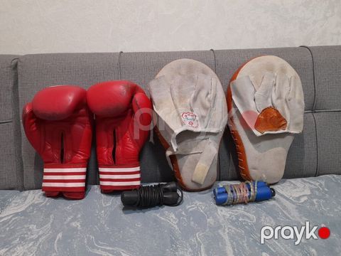 Boks təlim dəsti Tərkib: - Adidas markalı qırmızı boks dəri əlcəkləri — Bakı