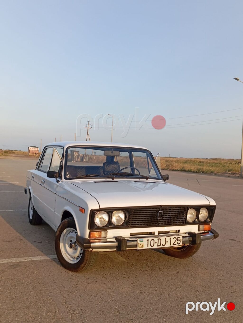 VAZ 2106, ağ rəng, sedan kuzov. Klassik dizayna malik, xrom detallar — Avtomobillər, Digah (6)