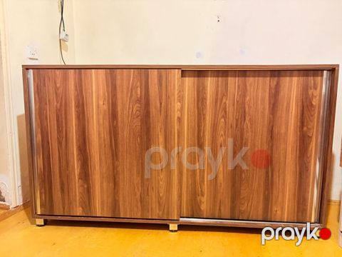 Sürgülü qapılı dolab uzunluqu 1.80dir hündürlük 1metirdir polkası var — Bakı