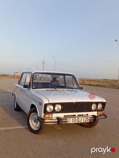 VAZ 2106, ağ rəng, sedan kuzov. Klassik dizayna malik, xrom detallar — Digah