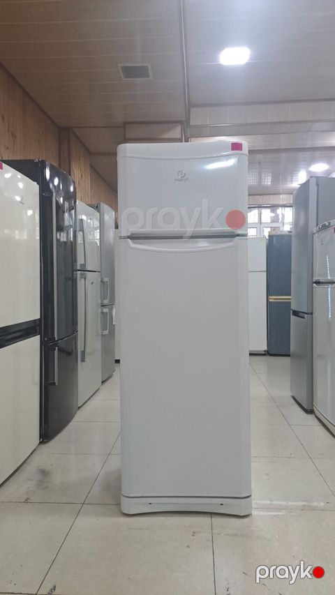 Indesit iki qapılı soyuducu - Yuxarıda ayrıca dondurucu bölmə — Digah