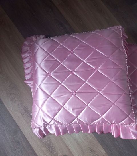 Saten dekorativ yastıq üzləri – tərkibi qaz tüküdür 4 ədəd (şəkillərdə — Textiles