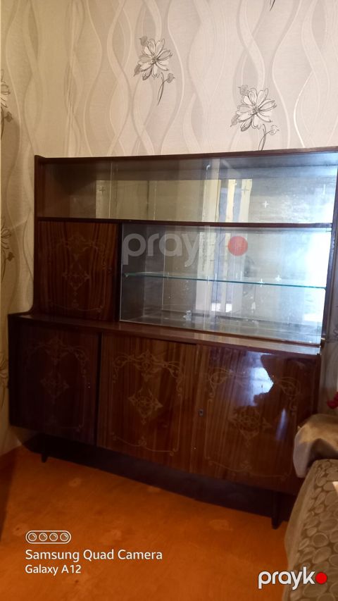 Vitrinli şkaf - Material: taxta (tünd ağac teksturası) və şüşə - Üst — Xırdalan